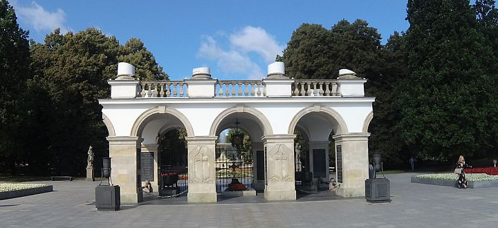 The current photo of the tomb of the unknown Soldier.