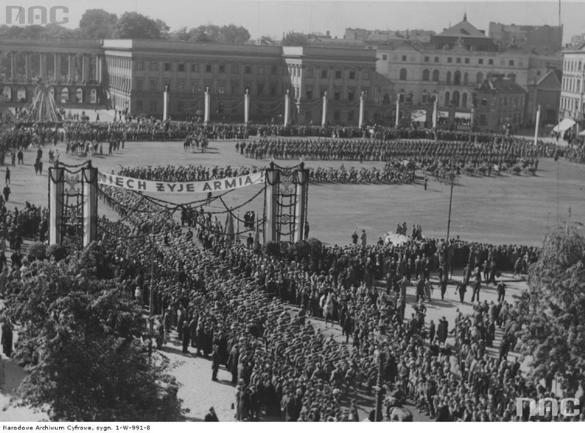 Photograph of the Polish Army Trups at the front of the Saxon Palace