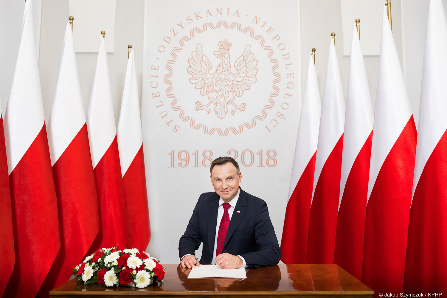 Photograph of Polish President Andrzej Duda signing the act on the reconstruction of the Saski Palace